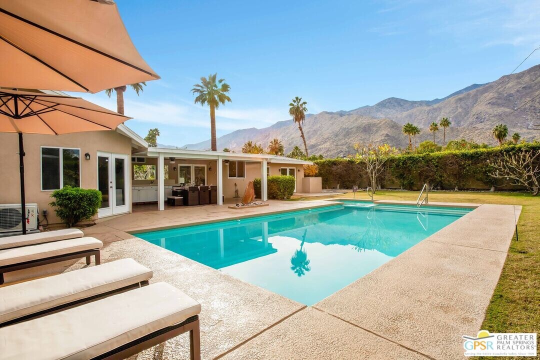 748 E Mesquite Ave in Palm Springs, CA - Foto de edificio