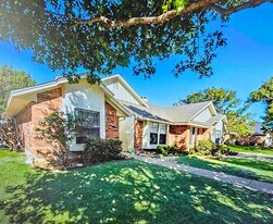 727 Monique Ct in Cedar Hill, TX - Building Photo