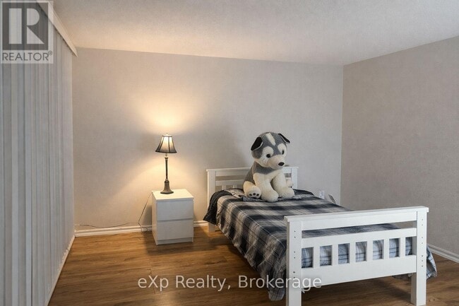 332 Scottsdale Dr in Guelph, ON - Building Photo - Building Photo