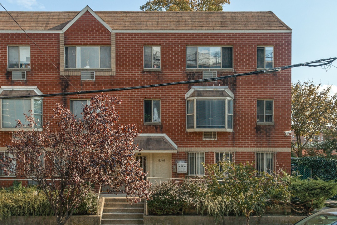 12306 83rd Ave in Kew Gardens, NY - Foto de edificio