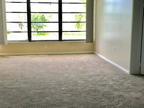 3630 Whitehall Dr-Unit -303 in West Palm Beach, FL - Building Photo - Building Photo