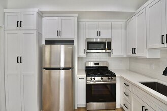 6152 Woodman Ave-Unit -F in Los Angeles, CA - Building Photo - Building Photo
