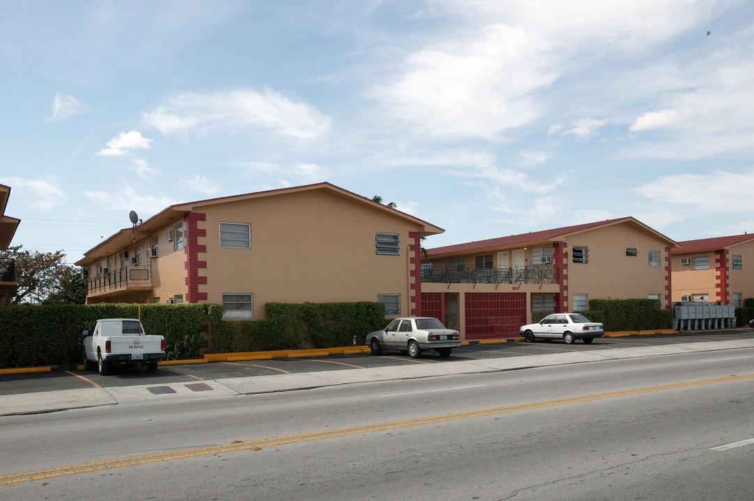 960 W 29th St in Hialeah, FL - Building Photo