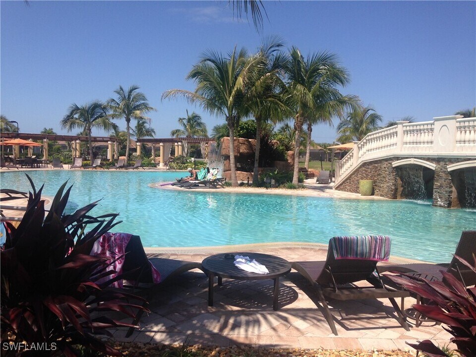 9719 Acqua Ct in Naples, FL - Foto de edificio