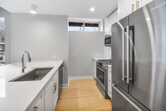 4637 N Ashland Ave, Unit 401 in Chicago, IL - Foto de edificio - Building Photo