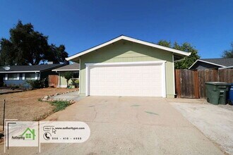 2452 Capella St in Redding, CA - Foto de edificio - Building Photo