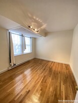 119 Sciarappa St, Unit #1 Apartamentos