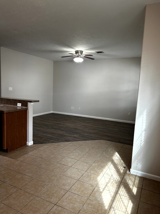21443 W Wallis Dr in Porter, TX - Foto de edificio - Building Photo