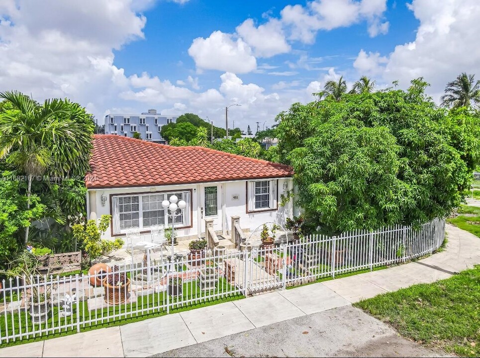 450 NW 40th Ct in Miami, FL - Foto de edificio