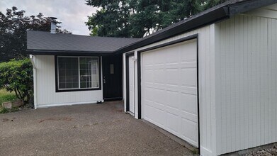 12747 NE Holladay St in Portland, OR - Building Photo - Building Photo