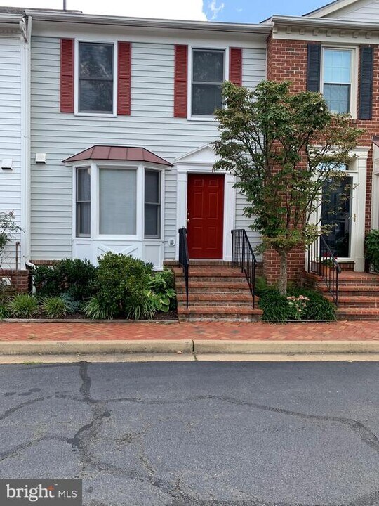 2113 N Tazewell Ct in Arlington, VA - Building Photo