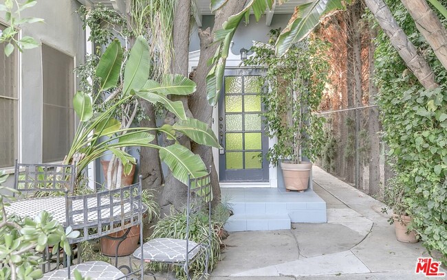 1125 1/2 Glenville Dr in Los Angeles, CA - Building Photo - Building Photo