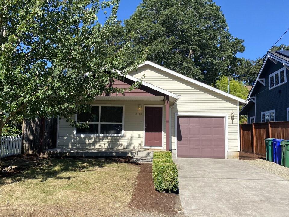 12733 SE 23rd Avenue in Milwaukie, OR - Building Photo