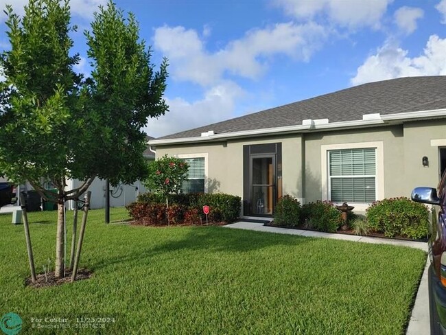 5357 Oakland Lake Cir in Fort Pierce, FL - Building Photo - Building Photo