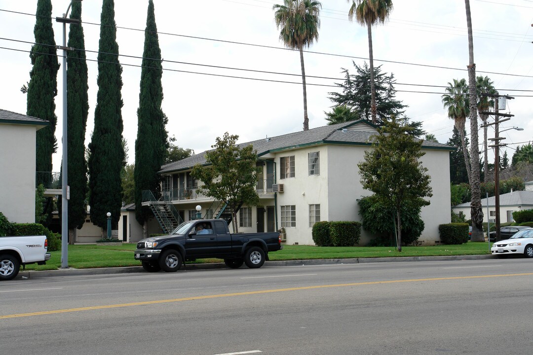 13960 Burbank Blvd in Van Nuys, CA - Building Photo