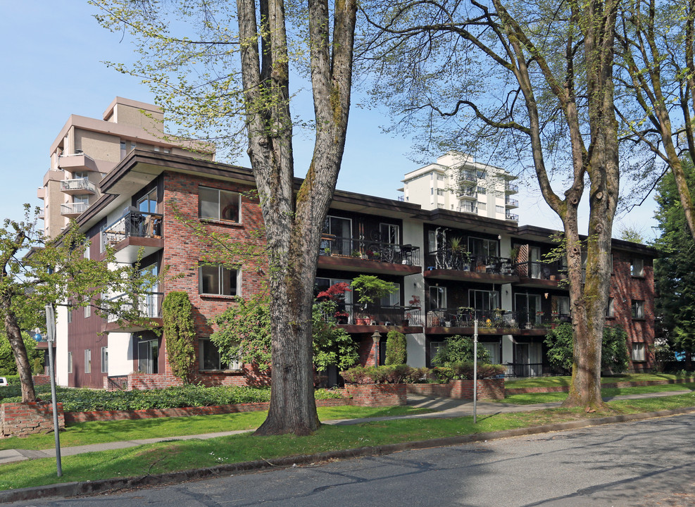 Pine Villa Apartments in Vancouver, BC - Building Photo