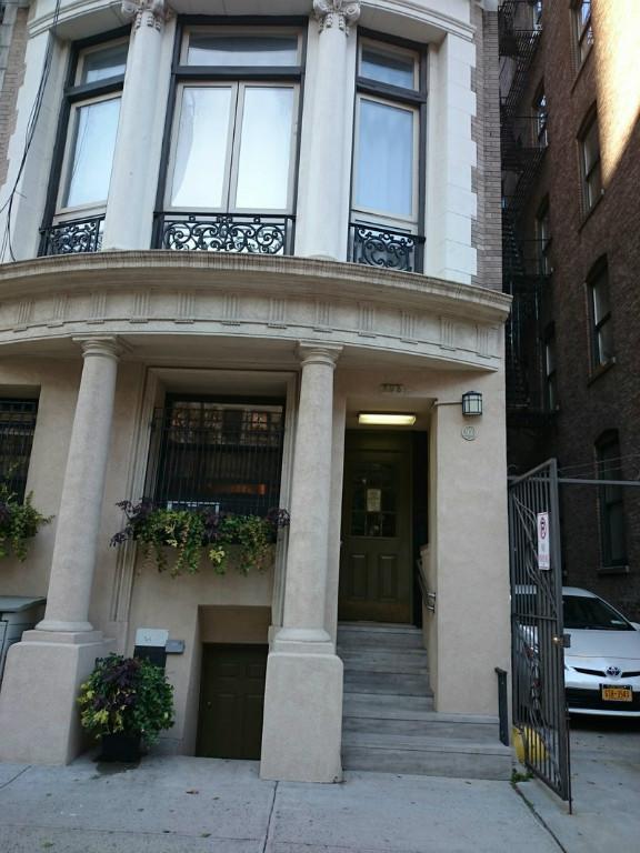303 W 106th St in New York, NY - Building Photo - Building Photo