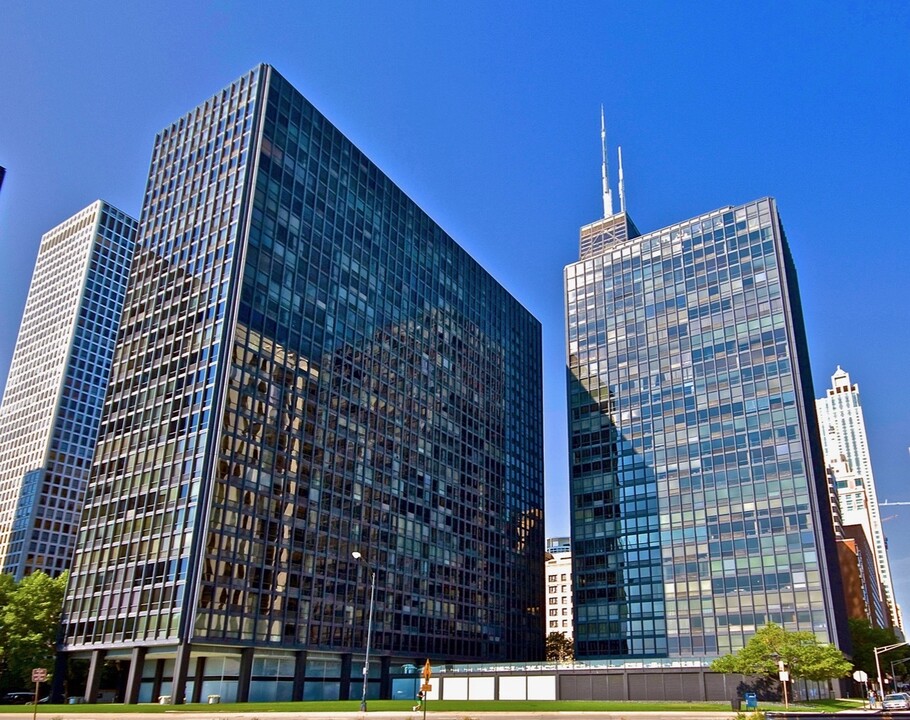 900 N Lake Shore Dr in Chicago, IL - Building Photo