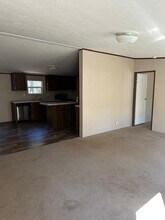 380 Pine Tree Loop, Unit Unit B in Bastrop, TX - Foto de edificio - Building Photo