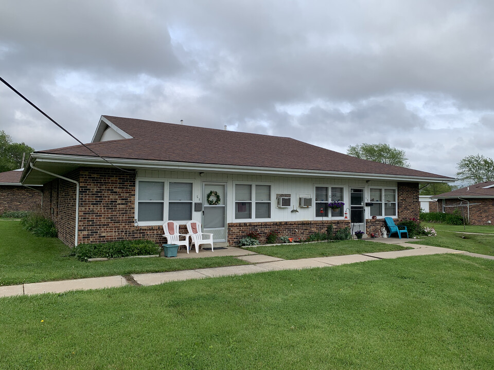 Town and Country Apartments in Shelbina, MO - Building Photo