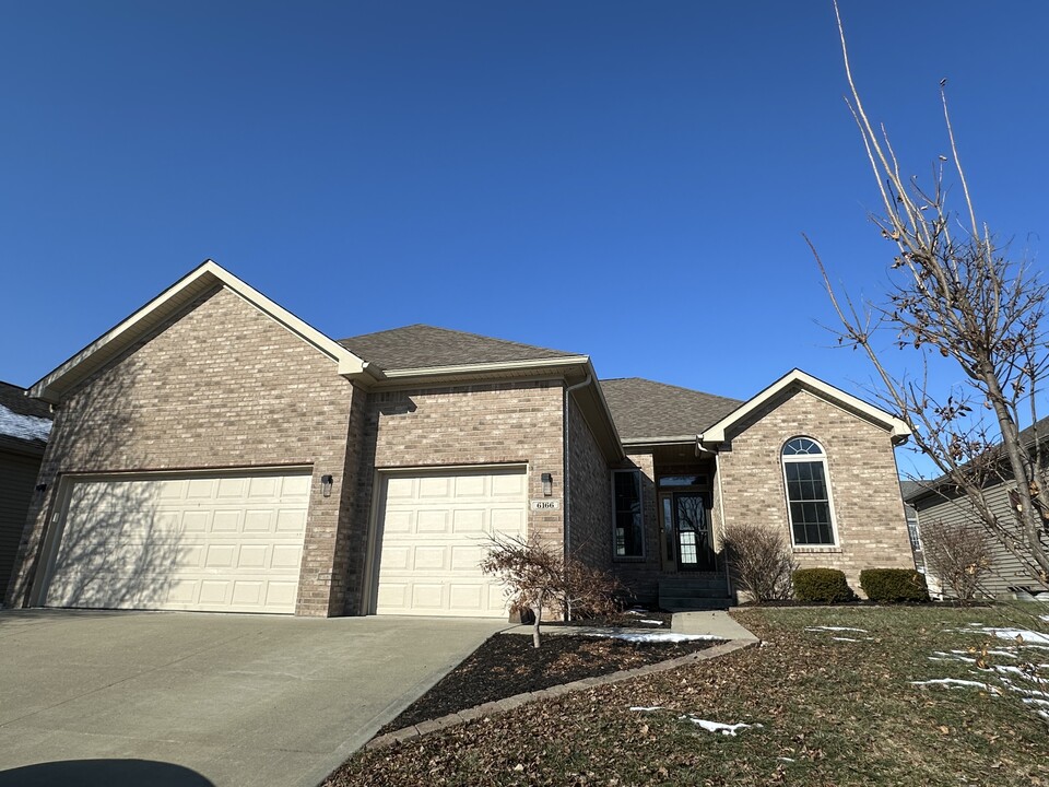 6166 Regency Dr in Columbus, IN - Building Photo