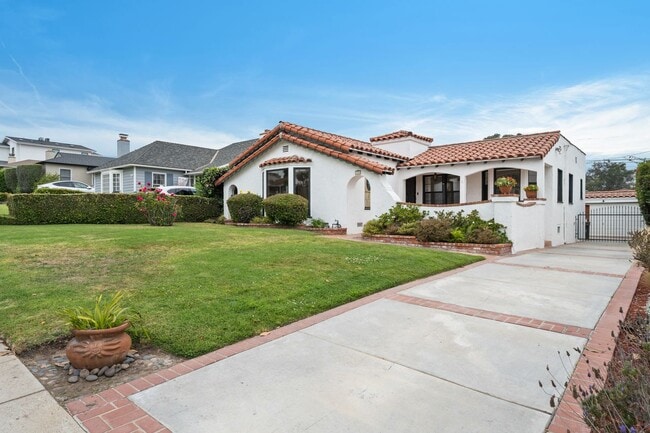6111 W 75th St in Los Angeles, CA - Building Photo - Building Photo