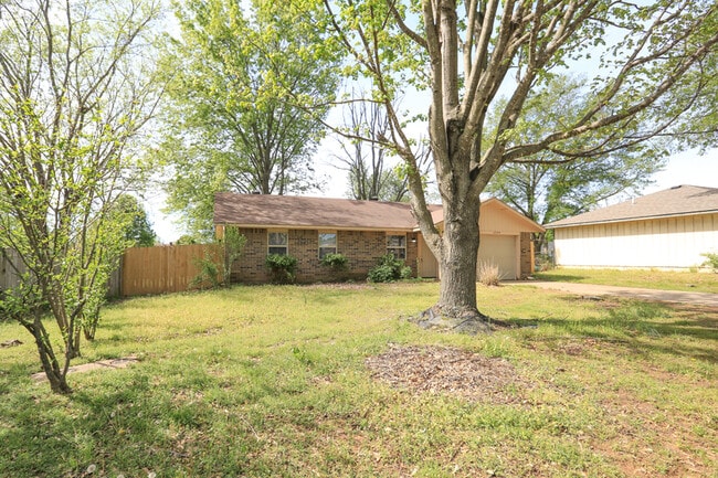 2304 W Spruce St in Rogers, AR - Building Photo - Building Photo
