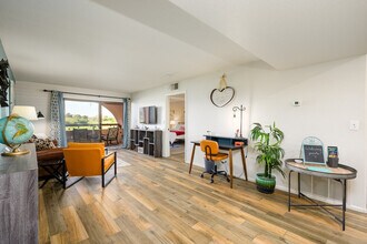 4303 E Cactus Rd in Phoenix, AZ - Foto de edificio - Building Photo