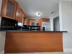 2438 SW 114th Ave in Miami, FL - Building Photo - Building Photo
