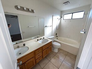 8484 Hollow Oaks Ct in Sacramento, CA - Building Photo - Building Photo