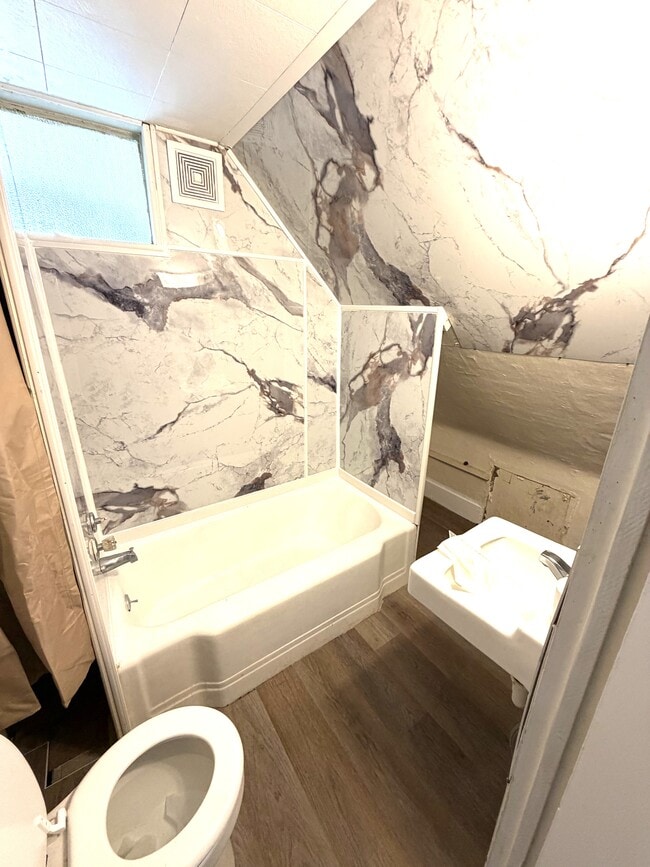 1114 Pennsylvania Ave, Unit #2 Front in Erie, PA - Building Photo - Building Photo