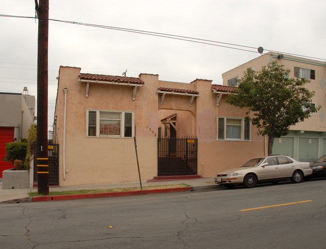 1208 Daisy Ave in Long Beach, CA - Building Photo - Building Photo