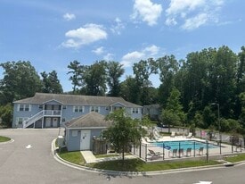 Apache Cove in Savannah, GA - Building Photo