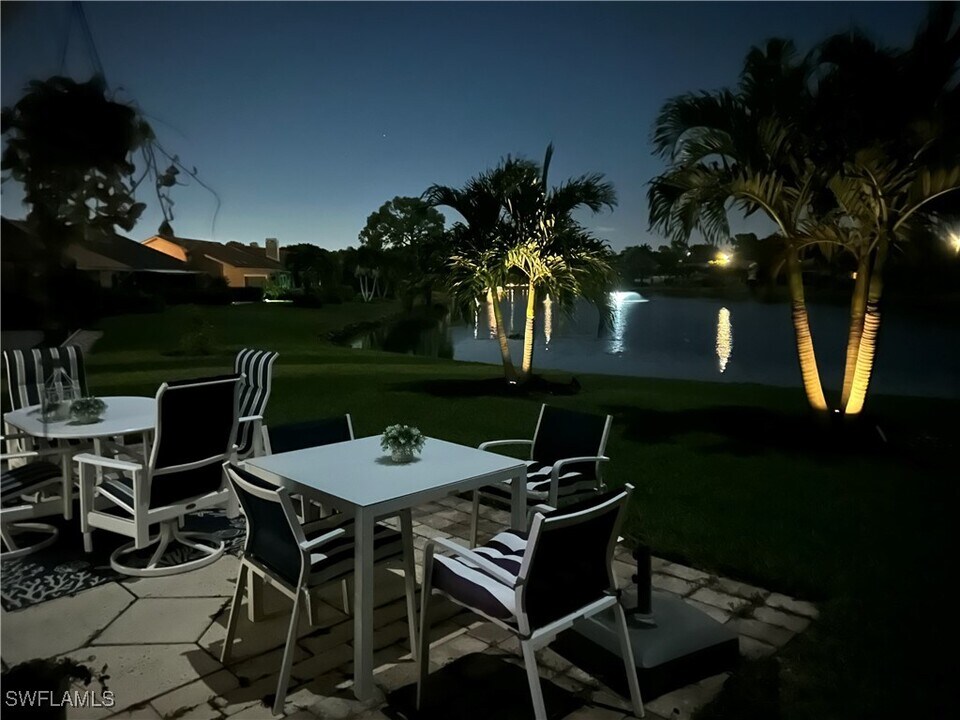 421 Kings Way in Naples, FL - Building Photo
