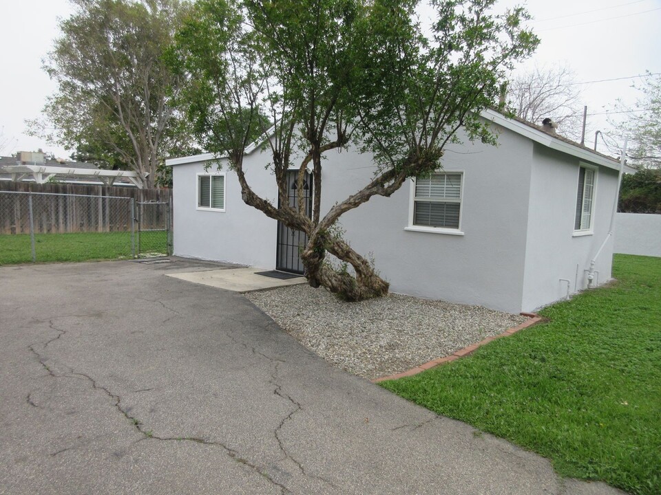 15742 Cobalt St in Los Angeles, CA - Building Photo