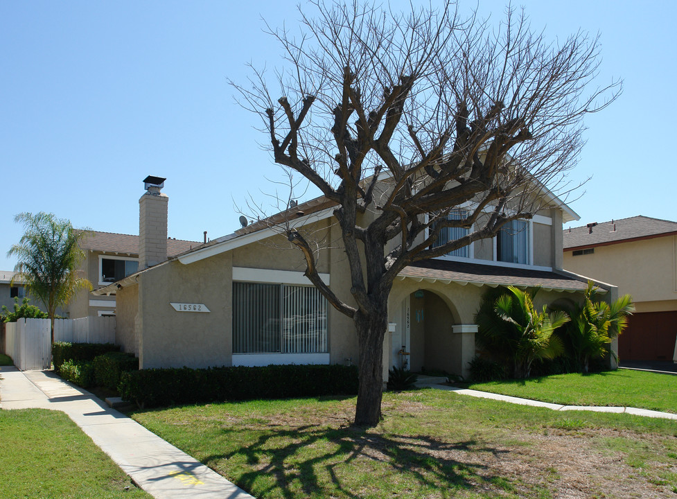 16562 Regina Cir in Huntington Beach, CA - Building Photo