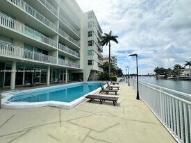 9500 W Bay Harbor Dr in Bay Harbor Islands, FL - Building Photo