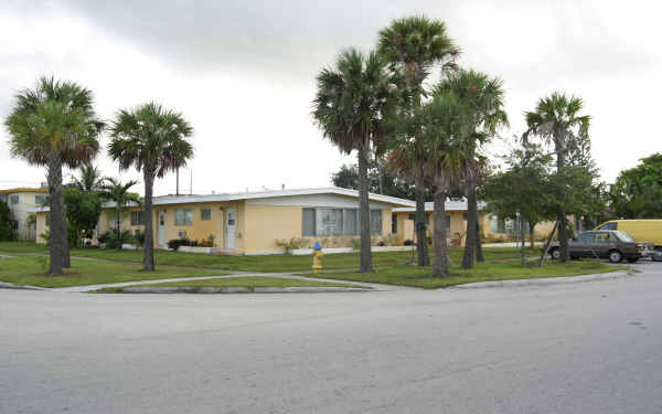 2001-2011 NE 167th St in North Miami Beach, FL - Building Photo - Building Photo