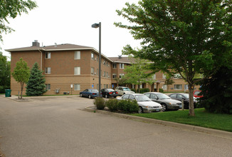 Willow Wood Apartments in White Bear Lake, MN - Foto de edificio - Building Photo