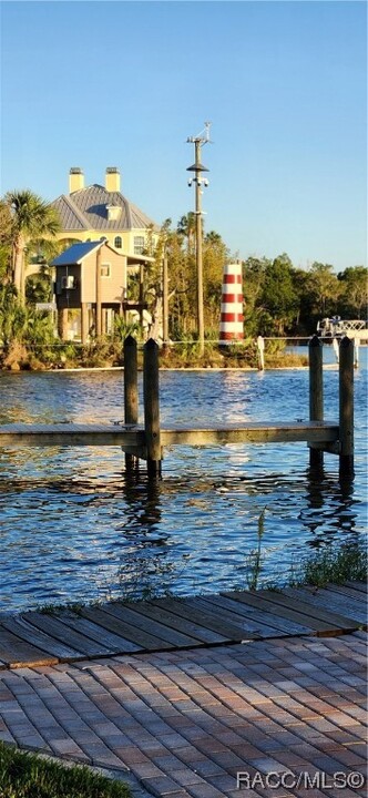 5175 S Gray Pelican Way in Homosassa, FL - Foto de edificio