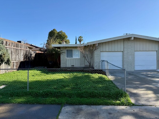 1944 Wright St in Sacramento, CA - Building Photo - Building Photo