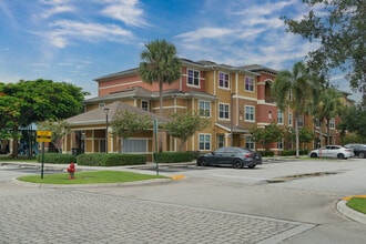 Colonial Lakes Apartments, Ltd in Lake Worth, FL - Building Photo - Building Photo