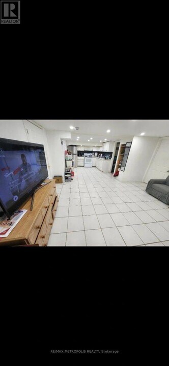 3244 Lawrence Ave E in Toronto, ON - Building Photo