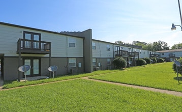 Vines at Cedar Creek Court in Bessemer, AL - Foto de edificio - Building Photo