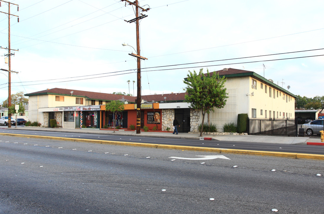 Lamplight Manor in Bell, CA - Foto de edificio