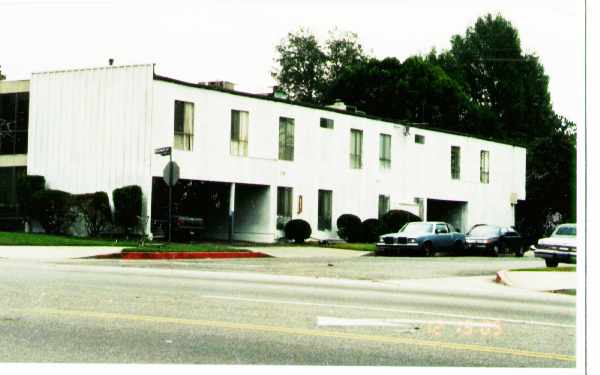 Woodman Apartments in Van Nuys, CA - Foto de edificio