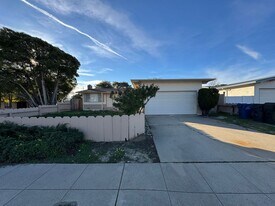 1115 Isabelle Ct in Seaside, CA - Building Photo