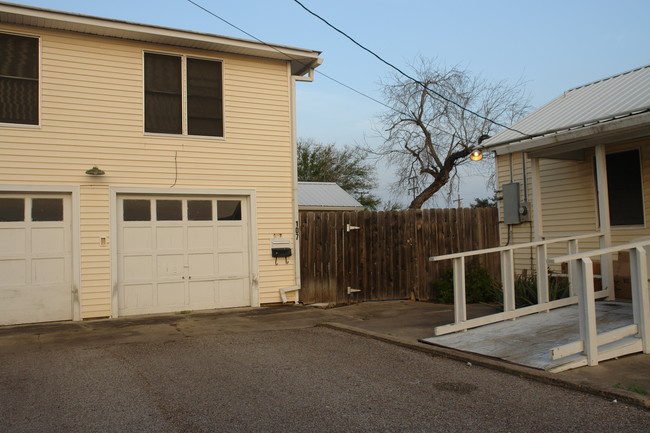 107 S Kathleen St in Beeville, TX - Building Photo - Building Photo