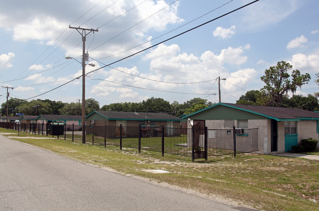 Oakwood Apartments in Tampa, FL - Building Photo - Building Photo