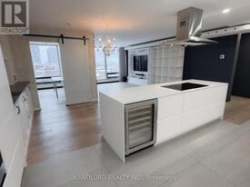 30 Wellington St E in Toronto, ON - Building Photo